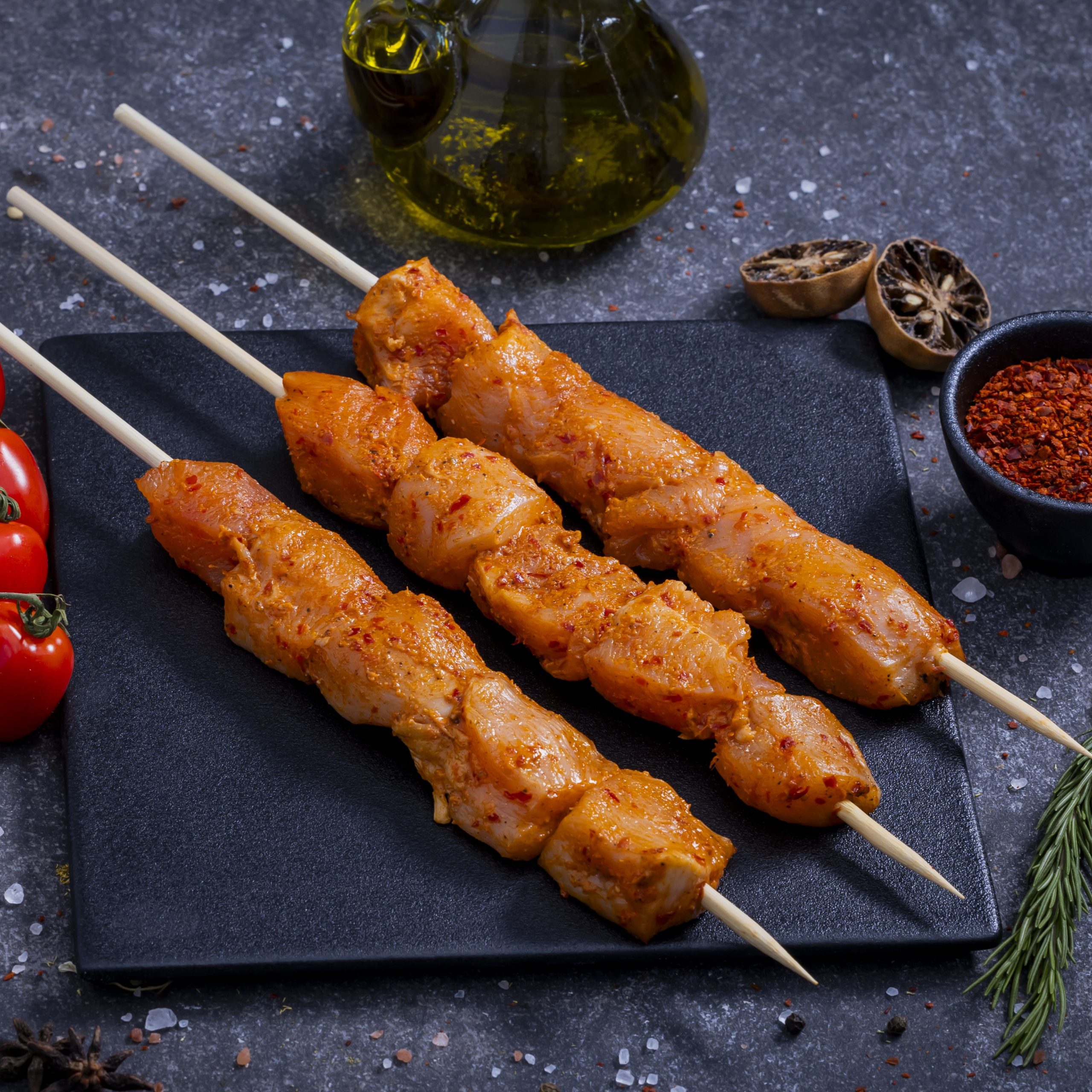 طاووق أحمر بالأسياخ