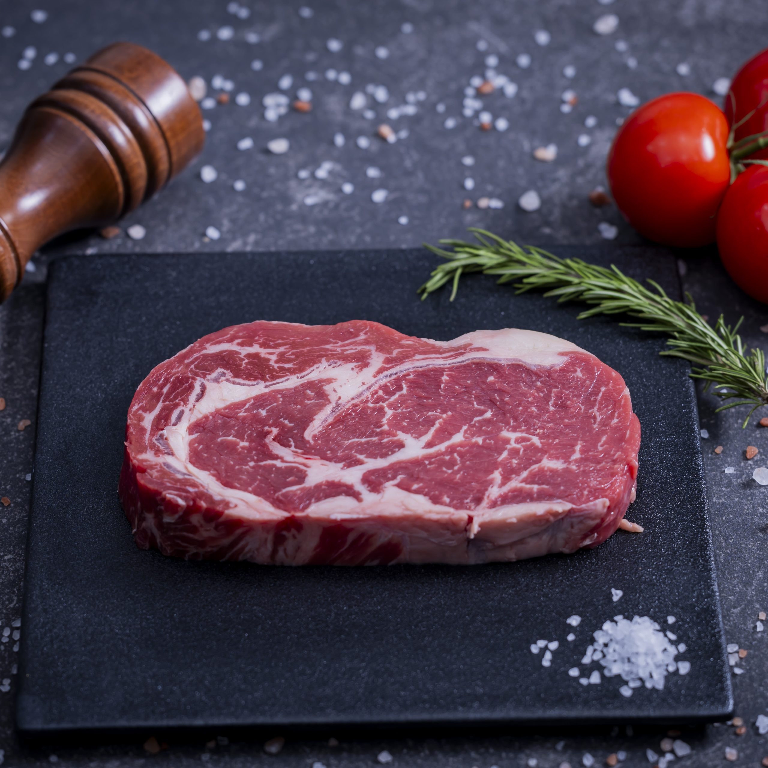 ستيك ريب آي عجل أنجوس متبل للشوي